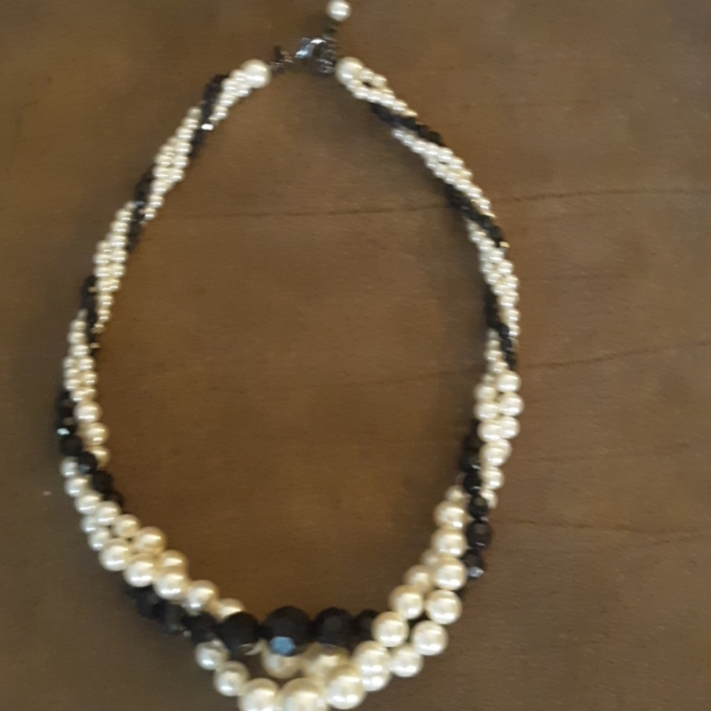 Nice black and white pearl necklace costume jewelr